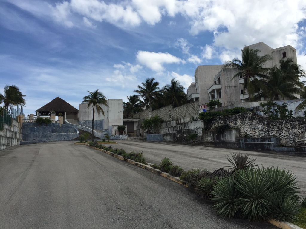 El Pueblito Beach Hotel - abandoned - Cancun Mexico - 2